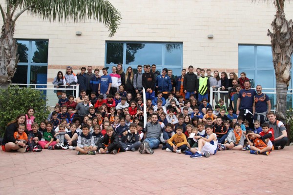 Mike Tobey, Matt Thomas y Pavelka visitan el Campus de Pascua de Valencia Basket