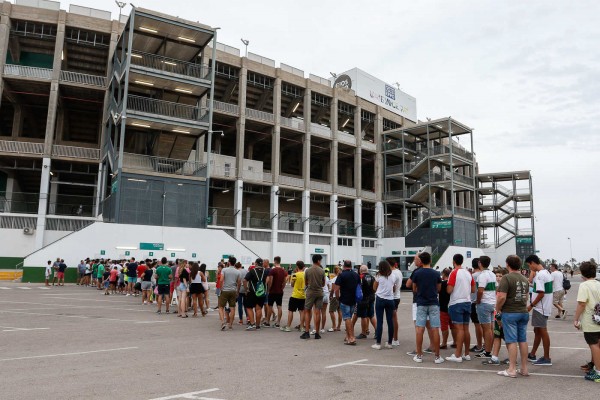 Más de 6.500 aficionados acuden al primer encuentro del Elche como local esta temporada