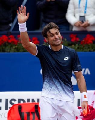 Ferrer llora en su despedida de la pista central del RCT de Barcelona

