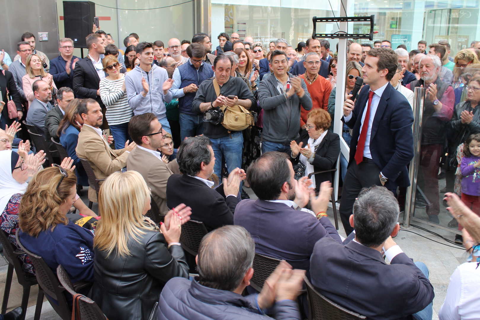 Casado aparca en Elche en un mitin relámpago para conquistar el cuarto escaño provincial