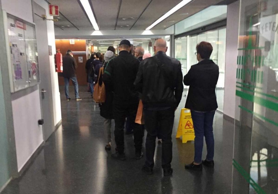 Largas colas en la unidad de laboratorios del Hospital Provincial en esta última semana. - 