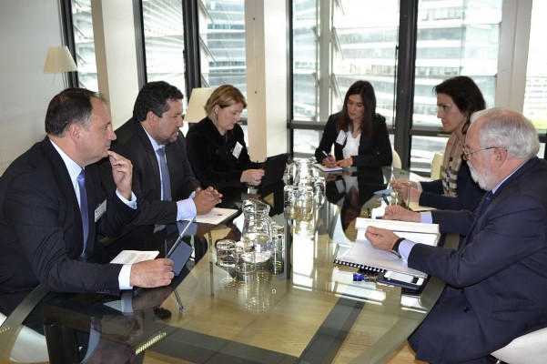 Moliner pide a Arias Cañete que Bruselas trate de bajar los costes energéticos del sector cerámico
