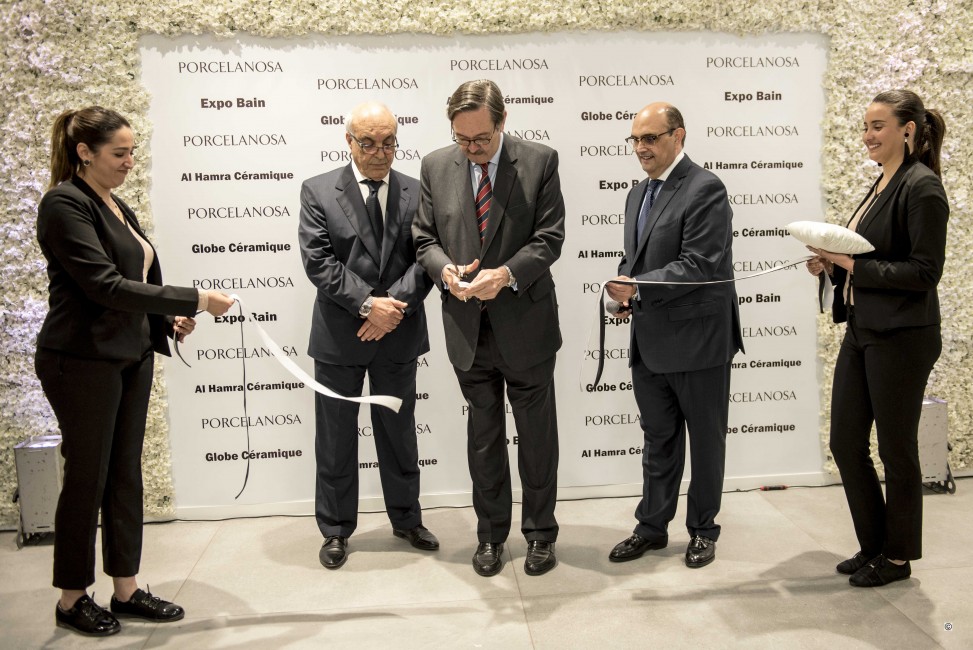 El embajador de España en Marruecos, Ricardo Díez- Hochleitner, corta la cinta inaugural de la nueva tienda de Porcelanosa en Rabat, en presencia de Silvestre Segarra, vicepresidente ejecutivo del grupo empresarial castellonense.  - 