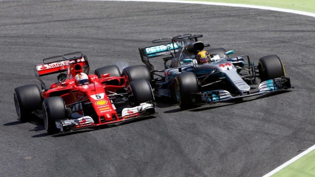 Vettel y Hamilton pugnan por un título imposible para el tercero más laureado