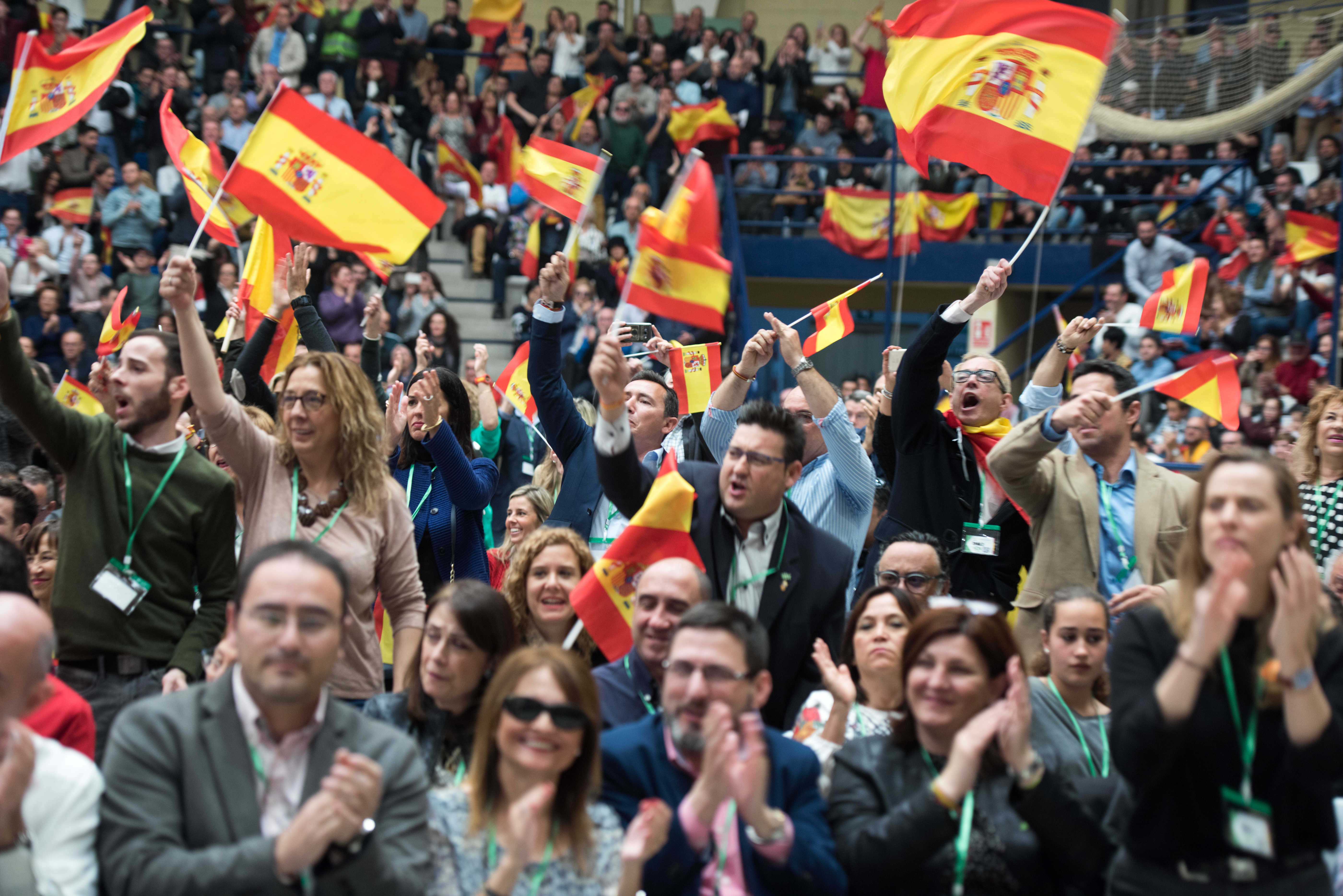Asistentes al mitin de Vox en Alicante. Foto: RAFA MOLINA - 
