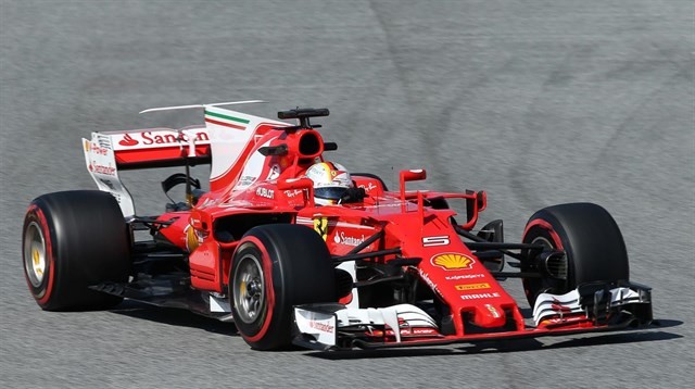 Vettel y Hamilton pugnan por un título imposible para el tercero más laureado

