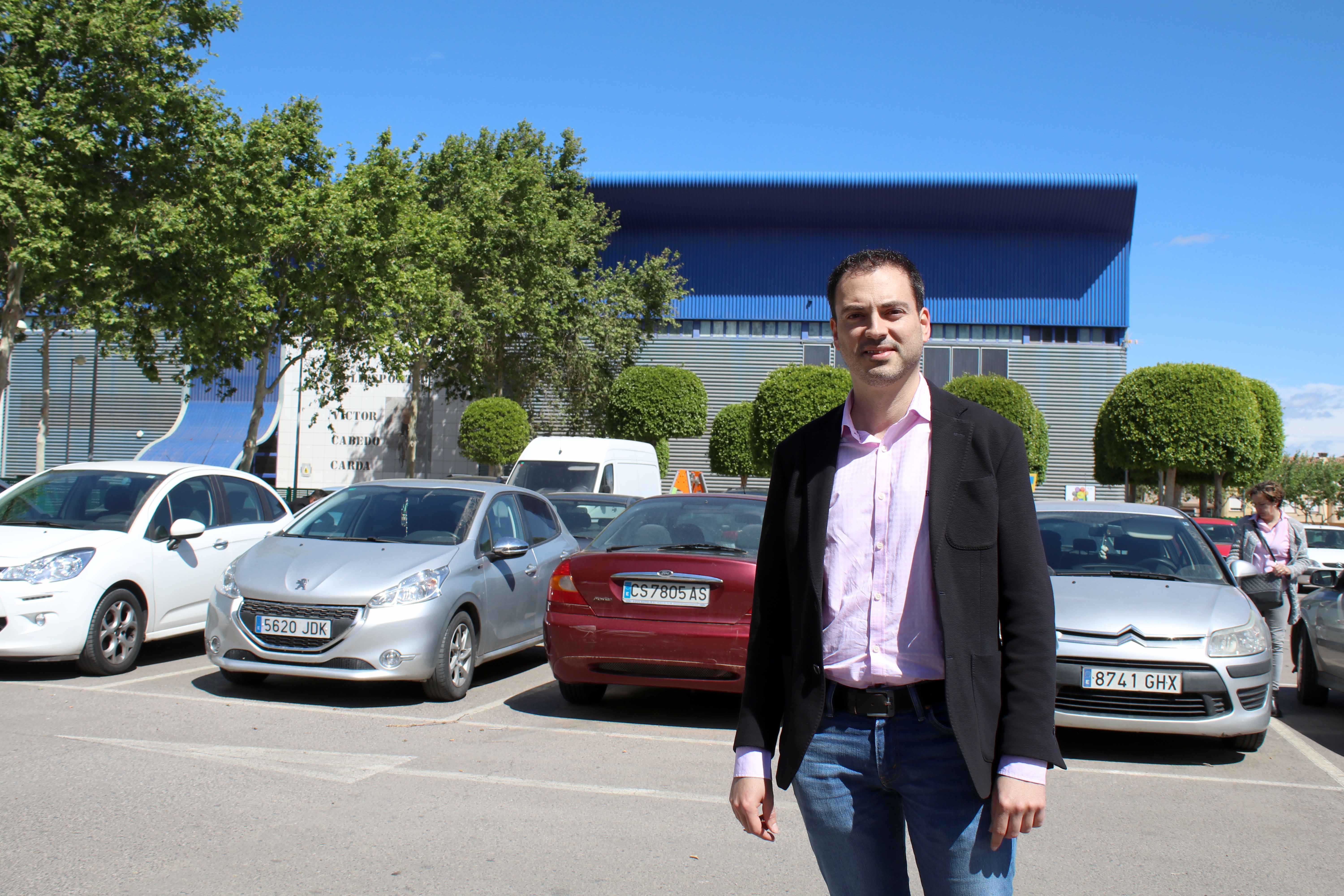 El alcalde de Onda, Ximo Huguet, en el aparcamiento del pabellón Víctor Cabedo. - 