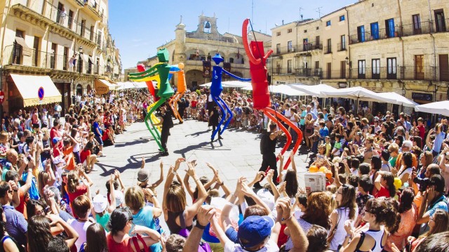 Espectáculos de danza, circo y teatro toman las calles de Vila-real en la 32ª edición del FITCarrer