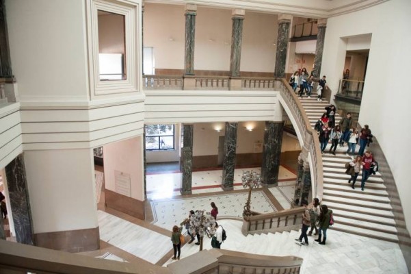 Arquitectura per a observar les estrelles i vigilar els estudiants
