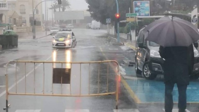 Las lluvias obligan a suspender el transporte público de Torrevieja y cortar varias vías