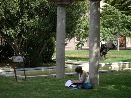 Los países que ayudan a la clase trabajadora a entrar a la universidad tienen ciudadanía más feliz