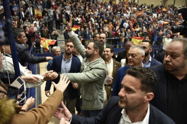 Abascal pide el voto en Alicante a los socialistas decepcionados con Zapatero y Sánchez