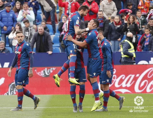El Levante suma un escaso punto en un partido loco