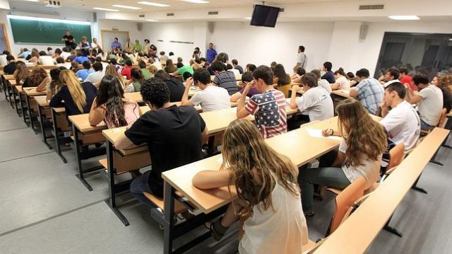 Un estatuto docente, asignatura pendiente de la educación que proponen PSOE, PP y Cs