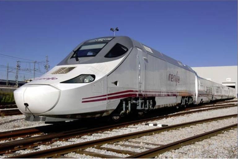 Renfe traslada hasta Valencia los trenes afectados por la avería de Benicarló y Castelló