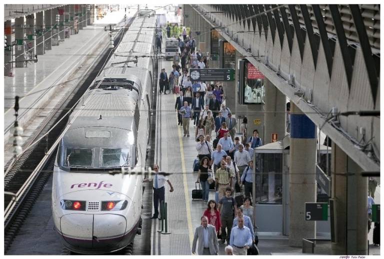Un millar de viajeros esperan en las estaciones de Castelló, Benicàssim y Vinaròs  por avería de Renfe