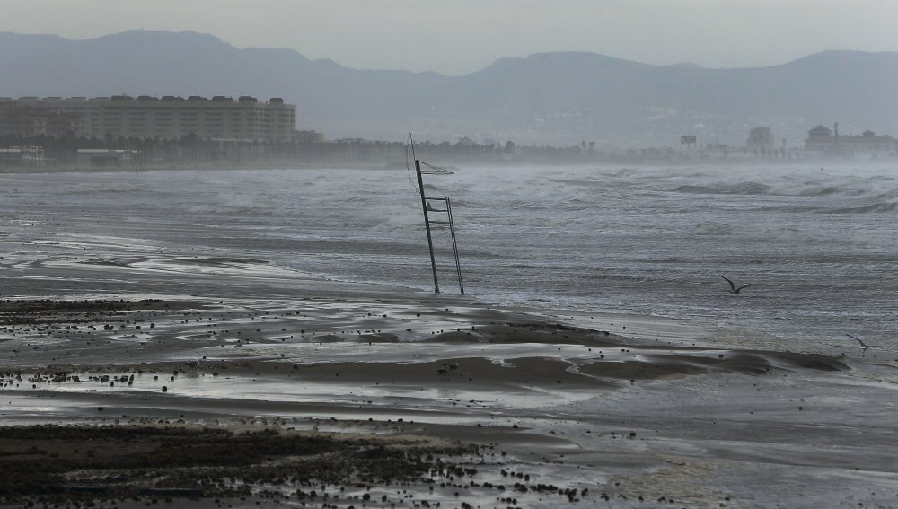 Lluvia y viento en la Comunitat: 170 l/m2 de agua en Torrevieja y rachas de hasta 85 km/h en El Altet