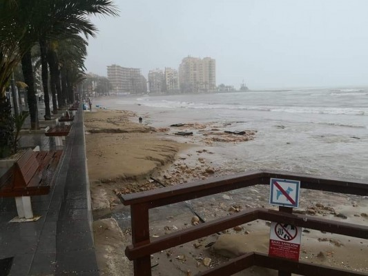 Torrevieja desaloja una zona de acampada y recomienda a los vecinos no salir de casa por las inundaciones 