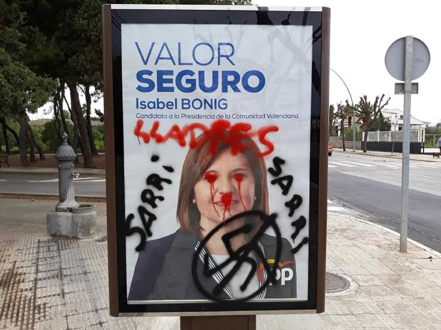 Aparecen pintadas antifascistas en la cartelería electoral del PP de Vila-real 