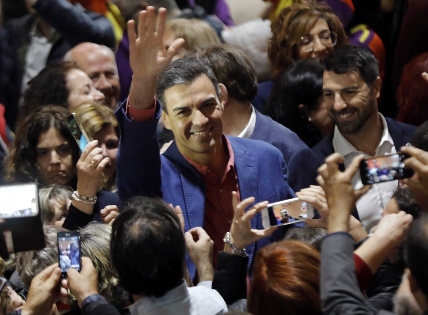 -El presidente del Gobierno y candidato del PSOE, Pedro Sánchez, a su llegada al Pabellón Florida Babel en Alicante donde participó en un acto electoral de su partido.EFE/Juan Carlos Cárdenas - 