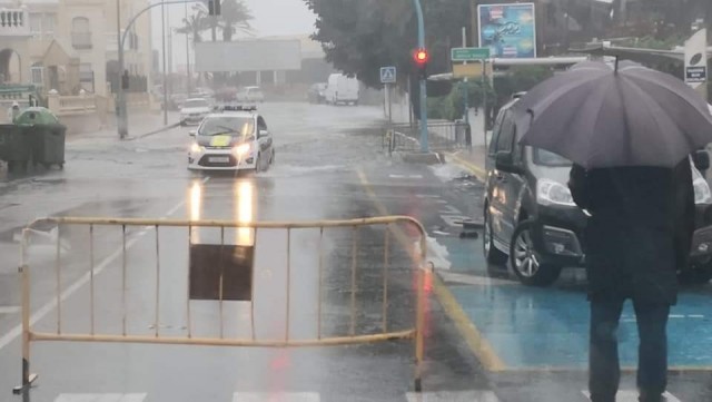 Las lluvias obligan a cortar los accesos a Torrevieja y suspenden el transporte público 
