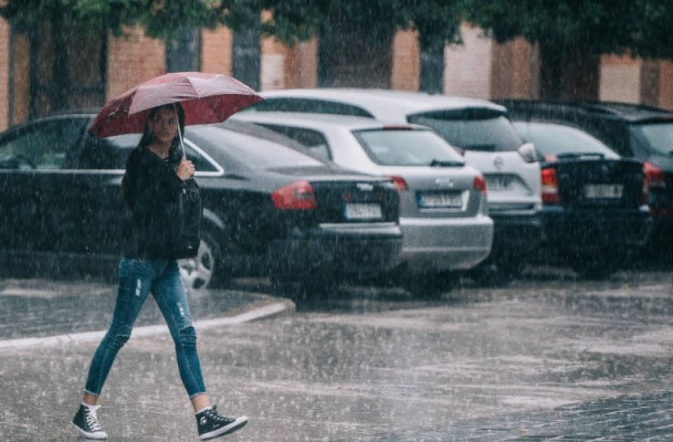 Aemet eleva a 'naranja' la alerta en el litoral valenciano por lluvia y fenómenos costeros

