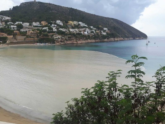 Las lluvias vuelven a teñir de marrón las aguas de la playa del Portet en Moraira