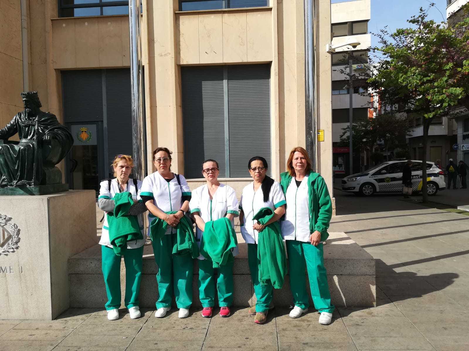 Las trabajadoras de la limpieza de los centros municipales cobrarán en horas su última nómina