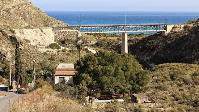 FGV adjudica a Vialobra y Ecisa la reparación de puentes del Tram por 1,77 millones