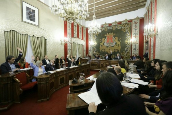 El PP supera el órdago de la oposición y llega a la campaña con las inversiones de su presupuesto