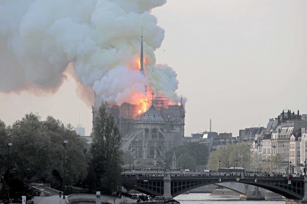 Declarado un incendio en la Catedral de Notre Dame de París
