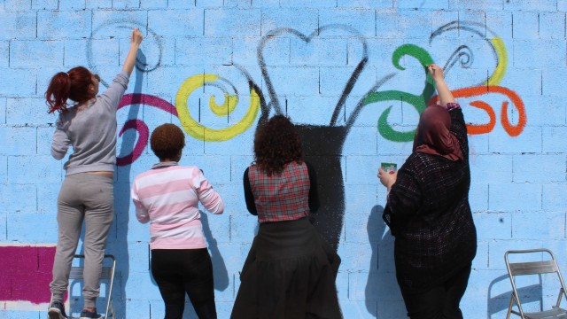 El Grup de Dones de Borriana cierra su  1ª edición con la creación de un mural colectivo reivindicativo