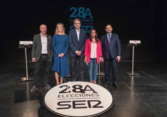 Baldoví valencianiza el debate ante el duelo PP-PSOE y la rigidez de Ciudadanos y Podemos