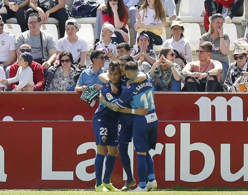 El Elche compensa parcialmente las victorias de Lugo y Extremadura