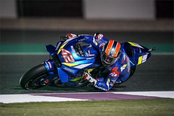 Rins se lleva la victoria, Rossi y Márquez la decepción