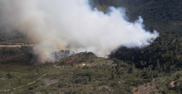 10 medios aéreos y 50 bomberos, contra el fuego en Castell de Castells