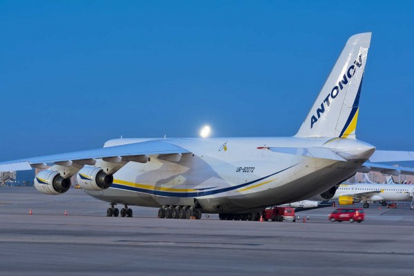 Más de mil euros diarios por 'aparcar' el avión gigante Antonov en Alicante

