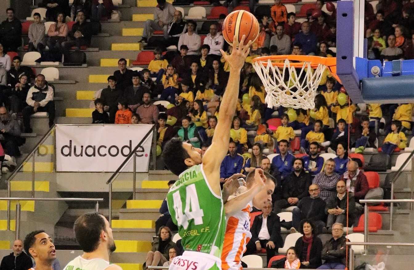 El Tau Castellón remonta 17 puntos ante el Leyma Coruña y certifica la permanencia en LEB Oro 