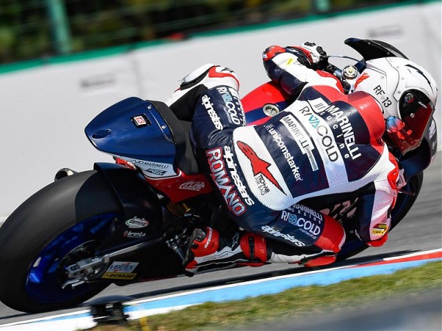 Fenati marca la pauta y resiste todos los ataques




