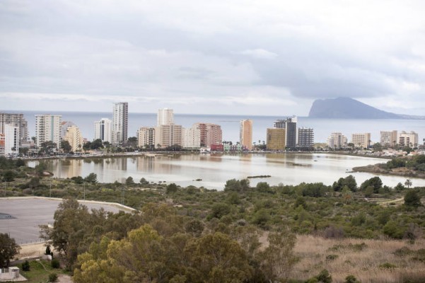 Un colectivo ciudadano impugna el plan que permite libertad de alturas junto a las Salinas de Calp