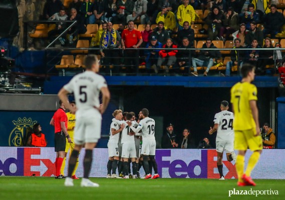 El Valencia fulmina al Villarreal en el descuento y pone pie y medio en semifinales