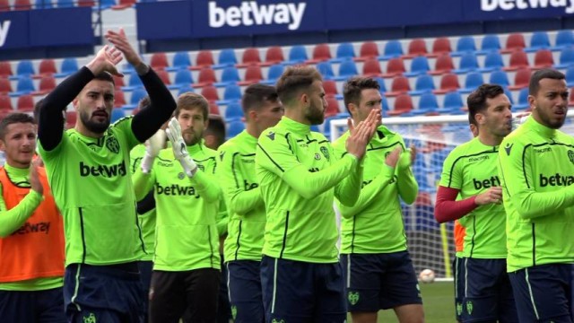 Paco López cita a cinco jugadores del filial para completar el entrenamiento