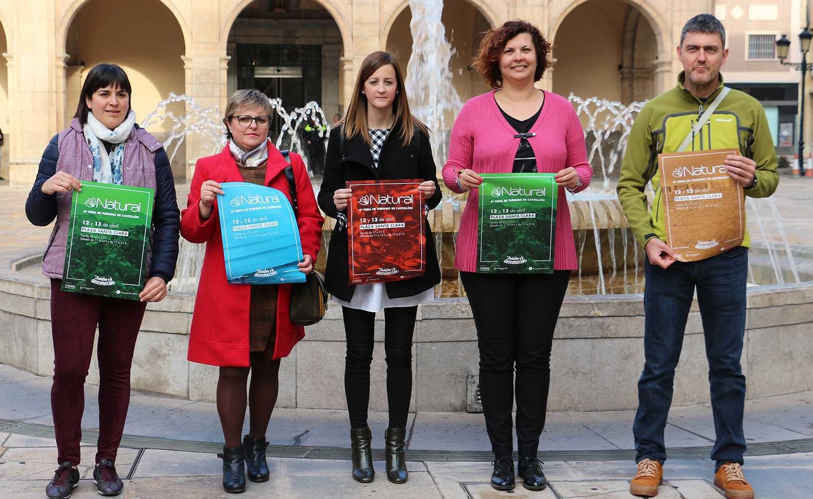 Los organizadores de la feria Natural posan junto a los diferentes carteles promocionales del evento que comienza este viernes en la plaza de Santa Clara de Castellón. - 