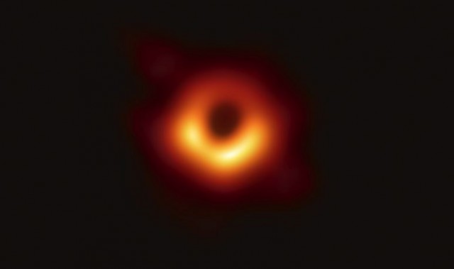 Dos astrónomos de la Universitat de València participan en la primera imagen de un agujero negro