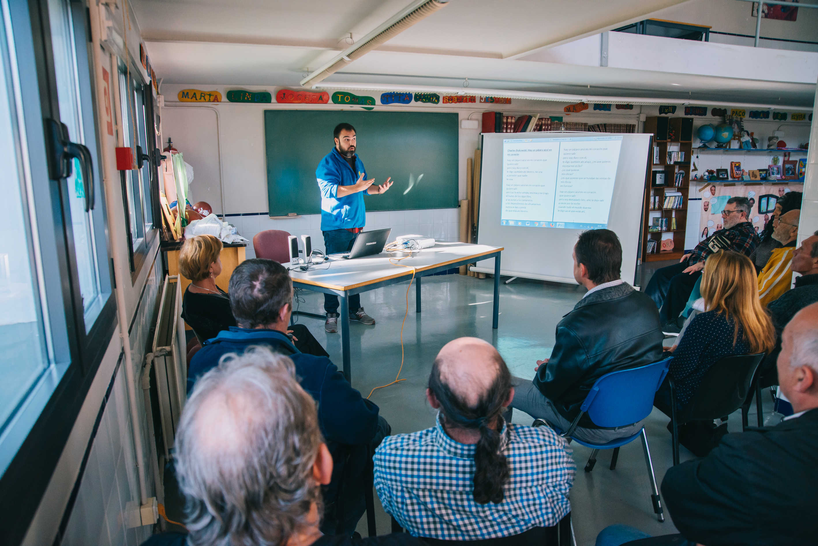 Unos usuarios del Centro de Día de Casa Caridad, en uno de los talleres. Foto: KIKE TABERNER - 