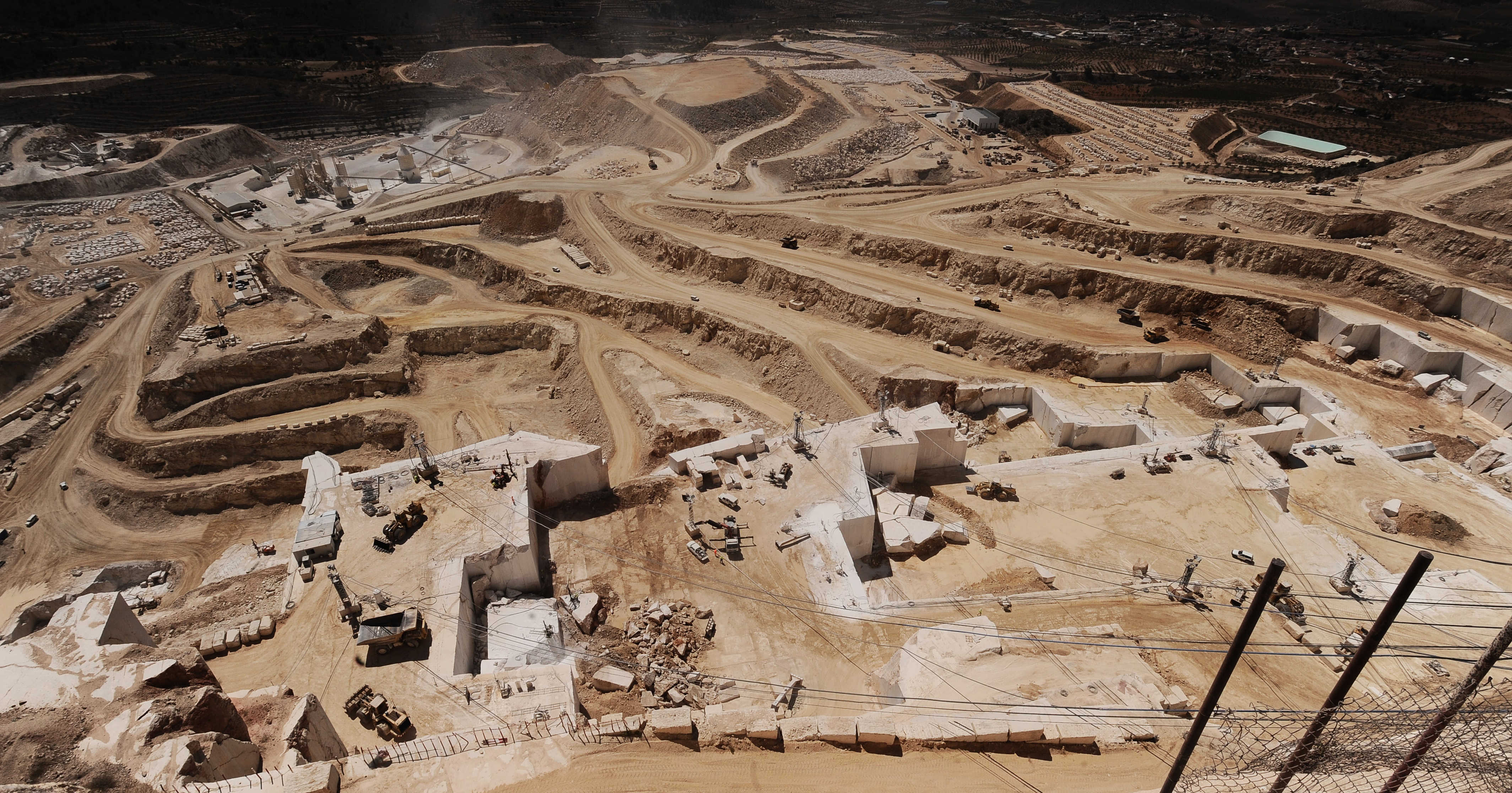 La plantilla de Levantina aprueba el ERE en la cantera: menos despidos y más días