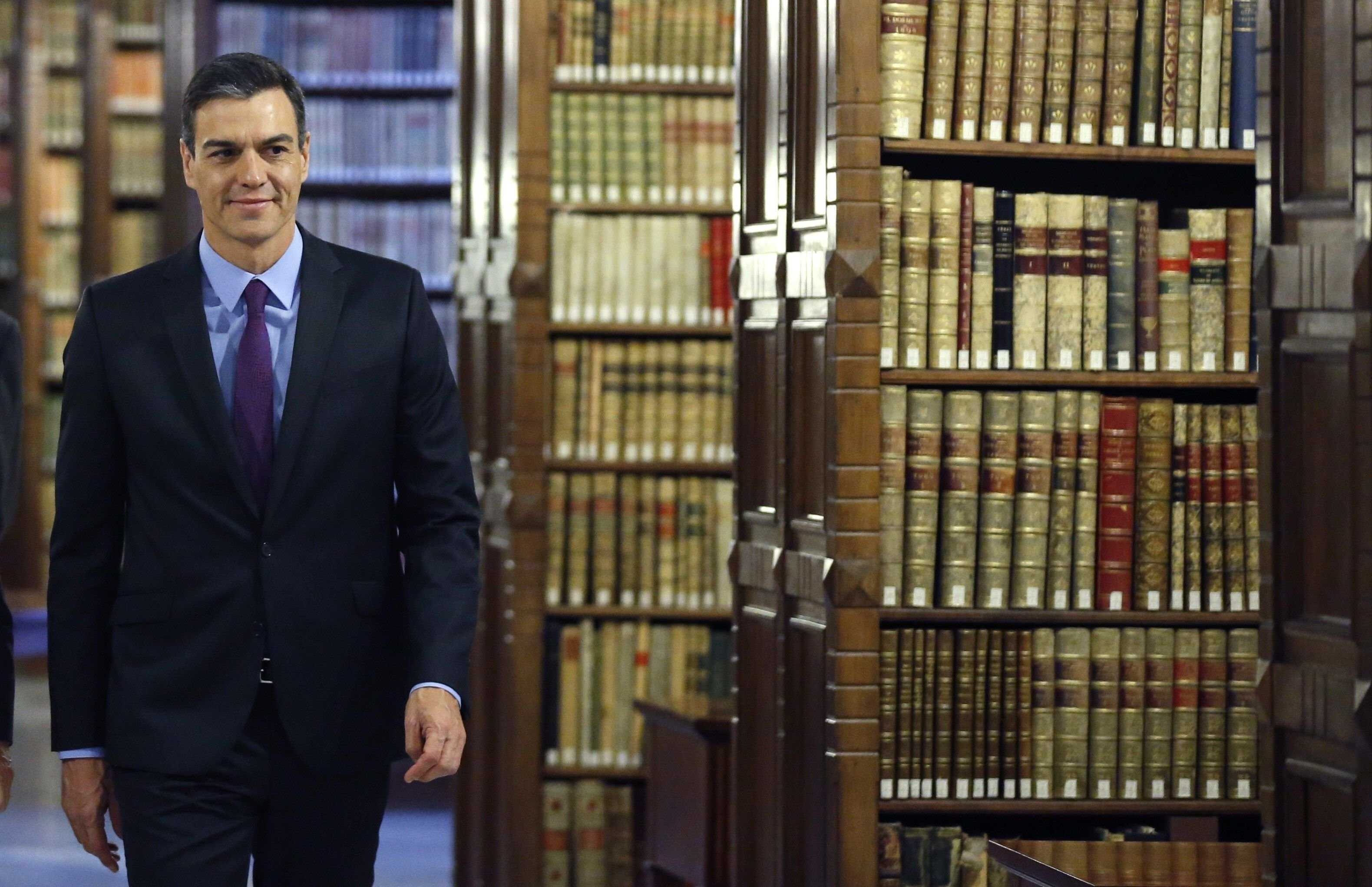 El presidente del Gobierno y candidato del PSOE, Pedro Sánchez, durante su visita a la RAE. Foto: JAVIER LIZÓN/EFE - 