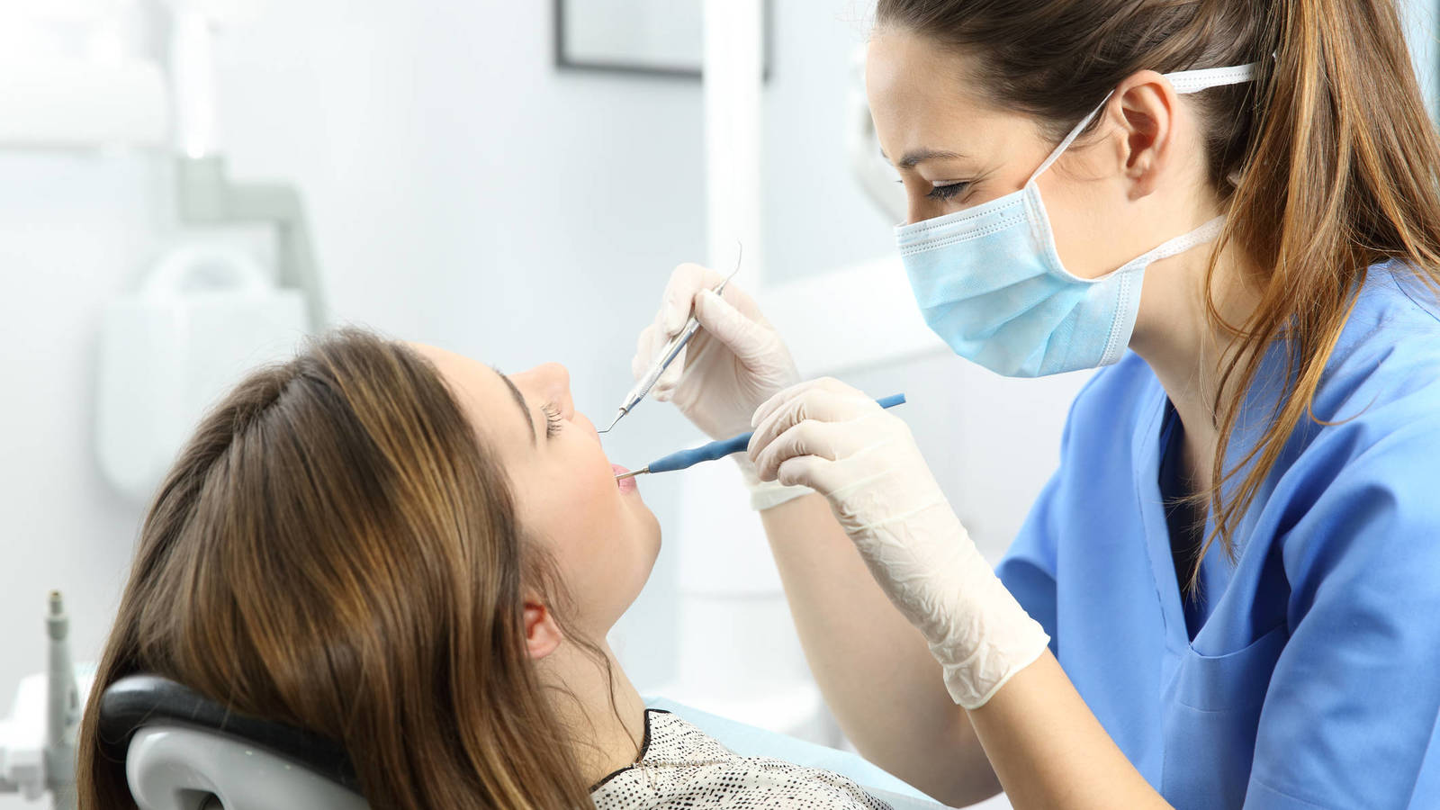 Las mujeres se realizan chequeos médicos y acuden al dentista con mayor frecuencia que los hombres