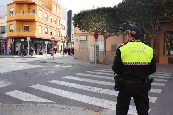 La Policía Local detiene al conductor que provocó un accidente y daños en 4 vehículos en Almassora