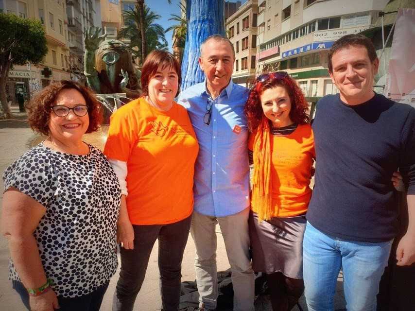 El cabeza de cartel de Compromís al Congreso, Joan Baldoví, junto a miembros de la candidatura municipal en Castelló que encabeza Ignasi Garcia. - 
